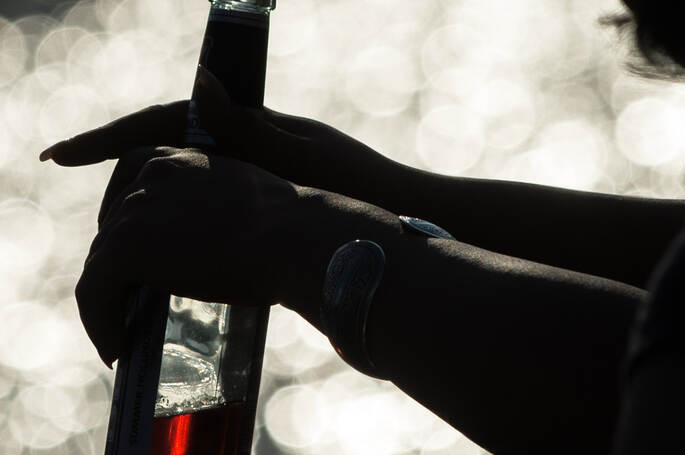 Unter anderem mit einer Glasflasche warfen die Beteiligten einer Auseinandersetzung am Bahnhofsplatz in Pforzheim.