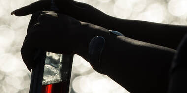 Unter anderem mit einer Glasflasche warfen die Beteiligten einer Auseinandersetzung am Bahnhofsplatz in Pforzheim.