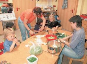 Zusammen kochen im Kindergarten des Heilpädagogischen Zentrums. Foto: Privat