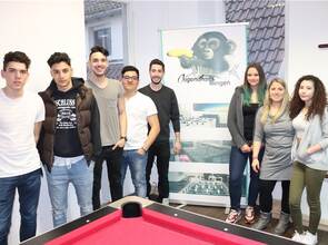 Im Illinger Jugendhaus kümmert sich Vera Müller (Zweite von rechts) unter anderem um Vinzenzo Cipolla, Ismail Can Aknese, Silvio Cipolla, Orkan Aydogdu, Antonino Maria, Nina Smolka und Claudia Maria (von links). Foto: Gonzalez