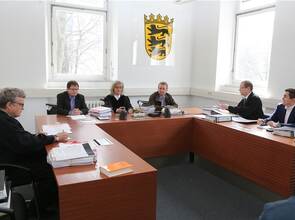 Sieg für die Streikenden: Richtern Petra Selig (Mitte) wies die Schadensersatzklage der SVP, vertreten durch Ralf-Dietrich Tiesler und Nico Langemeyer (ab Zweiter von rechts) gegenüber Verdi, vertreten durch Henner Wolter (links), ab. Foto: Ketterl