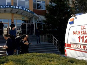 Polizisten stehen vor dem Eingang der Osmangazi Universität, in der ein Mitarbeiter vier Menschen erschossen haben soll.