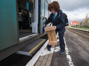 Eurobahn-Schaffnerin Sara da Silva legt einen Holztritt auf den Bahnsteig für die Fahrgäste, die an Gleis 2 vom Bahnhof Bissendorf-Wissingen aussteigen. Der Bahnsteig ist zu tief.