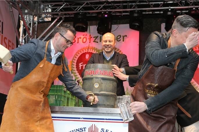 Keine Panik: Nach dem kleinen Inferno vom Martini-Markt kann Jörg Augenstein (rechts) nicht hinsehen. Doch dieses Mal hämmert OB Peter Boch (links) den Zapfhahn wie ein Profi ins Fass – zur Freude von Johannes Schweizer („Brauhaus“). Foto: Ketterl