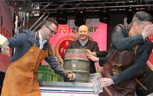 Keine Panik: Nach dem kleinen Inferno vom Martini-Markt kann Jörg Augenstein (rechts) nicht hinsehen. Doch dieses Mal hämmert OB Peter Boch (links) den Zapfhahn wie ein Profi ins Fass – zur Freude von Johannes Schweizer („Brauhaus“). Foto: Ketterl