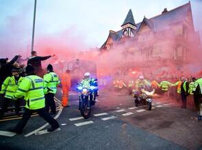 Die Mannschaftsbusse der beiden Teams mussten in Liverpool durch eine Gasse von bengalische Feuer abbrennende Fans von d