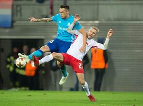 Lucas Ocampos (l) von Marseille im Zweikampf mit Leipzigs Konrad Laimer.