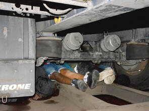 Die Aufnahme zeigt Flüchtlinge, die von der Bundespolizei bei einer Kontrolle eines Güterzuges aus Italien in Raubling unter einem Lkw-Auflieger entdeckt wurden.