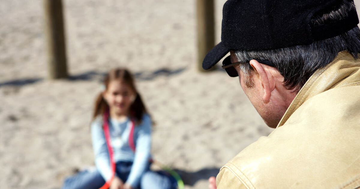 Pädophiler lauert mit Auto an Spielplatz und zeigt sich Kind unsittlich BadenWürttemberg