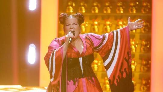 Netta holt die ESC-Trophäe nach Israel. Foto: Jörg Carstensen Netta holt die ESC-Trophäe nach Israel. Foto: Jörg Carstensen