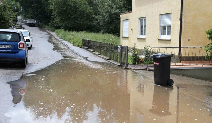 Blockierte B463 und Wasser im Keller - Foto - Pforzheimer Zeitung