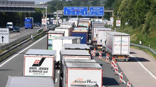 Nach dem Busunfall auf der A 5 drohen einigen Blockierern der Rettungsgasse neben Bußgeld und Punkten auch Fahrverbote.