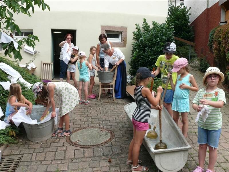 Kindern versuchen sich: Wäsche waschen wie vor 100 Jahren - Region