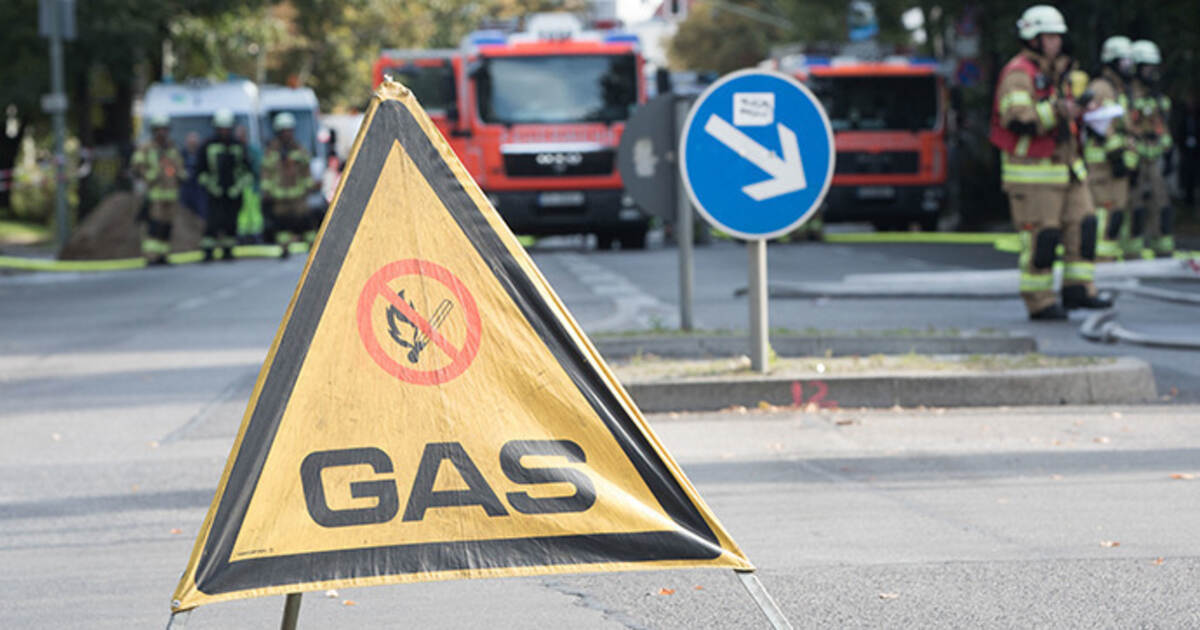 Flamme schießt aus Gasleitung neben Straße - Feuerwehr verhindert