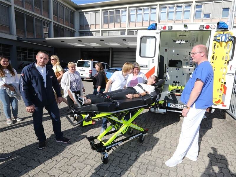 Reanimieren rettet Leben HeliosÄrzte und das DRK zeigen, wie es