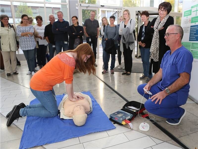 Reanimieren rettet Leben HeliosÄrzte und das DRK zeigen, wie es