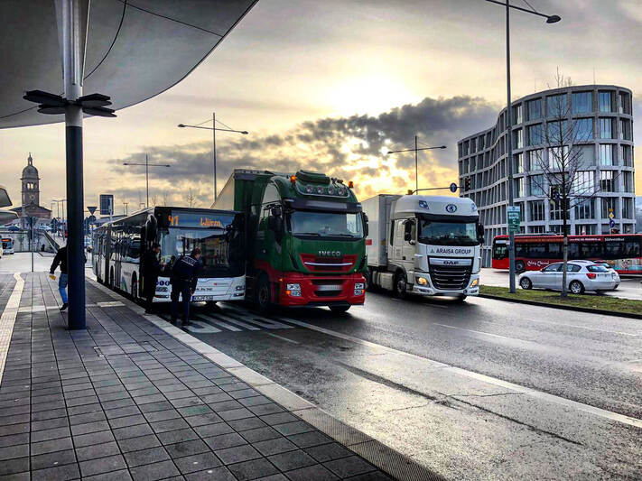 Sattelzug und Bus touchieren sich am ZOB - Foto ...