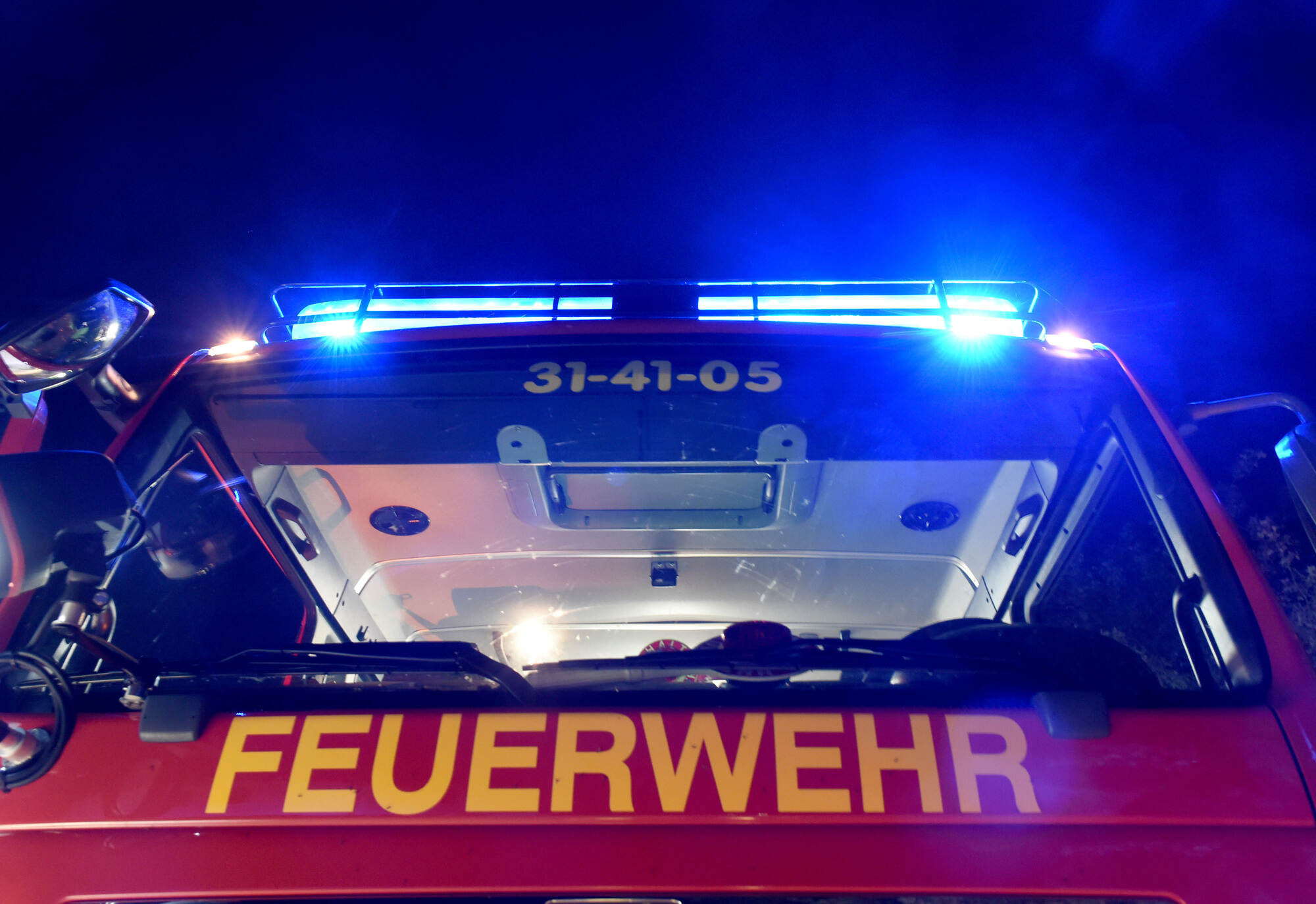 Vorhang In Flammen Feuerwehr Eilt Zu Wohnungsbrand In Niefern