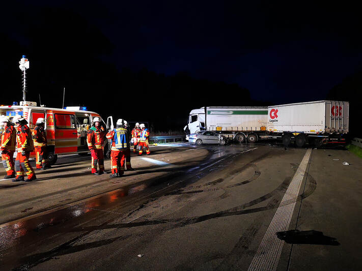 Unfall auf A5 mit zwei Autos und zwei Lastwagen - Foto - Pforzheimer