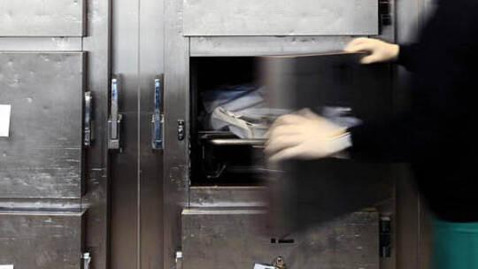 Die am Samstagabend schwer verletzt in einem Mehrfamilienhaus in Pforzheim-Brötzingen aufgefundene 27-jährige Frau, die kurz dar