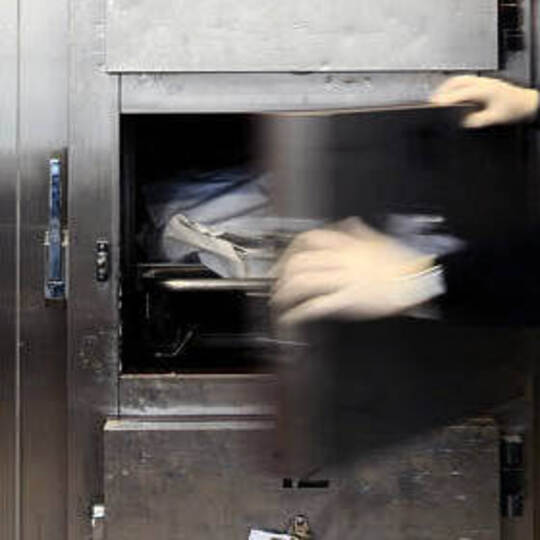 Die am Samstagabend schwer verletzt in einem Mehrfamilienhaus in Pforzheim-Brötzingen aufgefundene 27-jährige Frau, die kurz dar