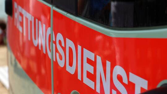 Die 60-jährige Fahrerin und das sechs Jahre alte Kind wurden vor Ort von den Rettungskräften versorgt.