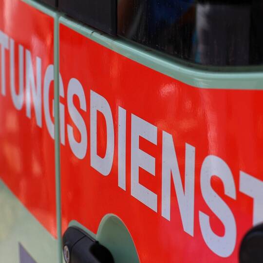 Die 60-jährige Fahrerin und das sechs Jahre alte Kind wurden vor Ort von den Rettungskräften versorgt.