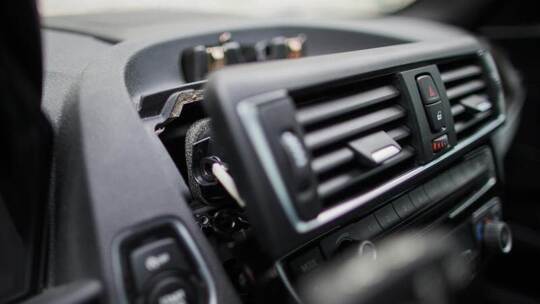 Blick in den Innenraum eines Autos, aus dem Elektronik ausgebaut und gestohlen wurde. Foto: Rolf Vennenbernd