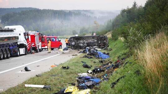 Trümmerteile liegen an der Unfallstelle neben der Autobahn 9, im Hintergrund liegt der umgestürzte Transporter. Foto: Bo