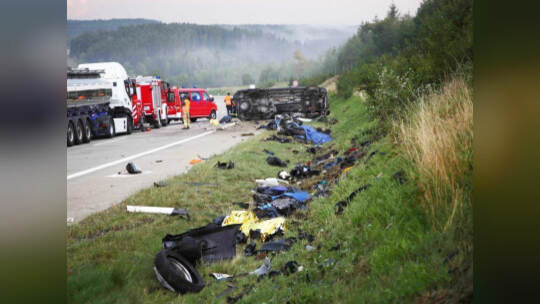 Trümmerteile liegen an der Unfallstelle neben der Autobahn 9, im Hintergrund liegt der umgestürzte Transporter. Foto: Bo Trümmerteile liegen an der Unfallstelle neben der Autobahn 9, im Hintergrund liegt der umgestürzte Transporter. Foto: Bo