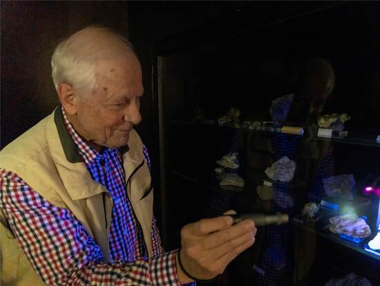 Es werde Schwarzlicht: Ausstellung im Mineralienmuseum bringt kleine
