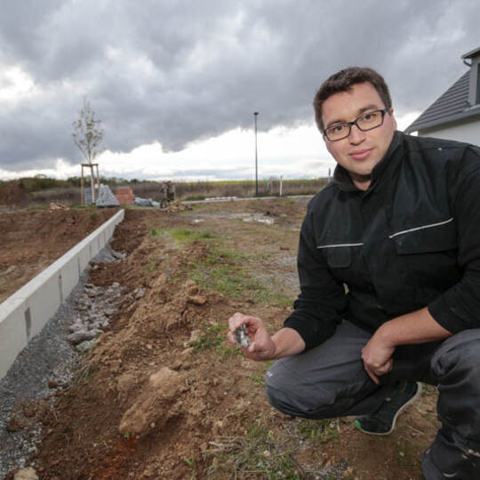Das hätte ins Auge gehen können: Hausbesitzer Simon Schäfer.zeigt, wo er die Panzersprenggranate gefunden hat. So nahe an einem