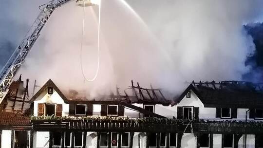 Einsatzkräfte der Feuerwehr löschen einen Brand im Restaurants des Hotels «Traube Tonbach». Foto: Andreas Rosar/dpa