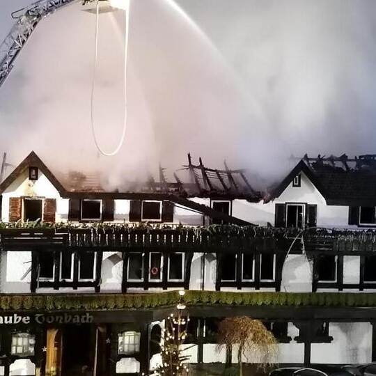 Einsatzkräfte der Feuerwehr löschen einen Brand im Restaurants des Hotels «Traube Tonbach». Foto: Andreas Rosar/dpa Einsatzkräfte der Feuerwehr löschen einen Brand im Restaurants des Hotels «Traube Tonbach». Foto: Andreas Rosar/dpa