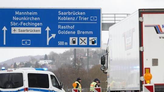 Polizeibeamte kontrollieren in Saarbrücken stichprobenartig den aus Frankreich einfahrenden Grenzverkehr. Foto: Thomas F Polizeibeamte kontrollieren in Saarbrücken stichprobenartig den aus Frankreich einfahrenden Grenzverkehr. Foto: Thomas F