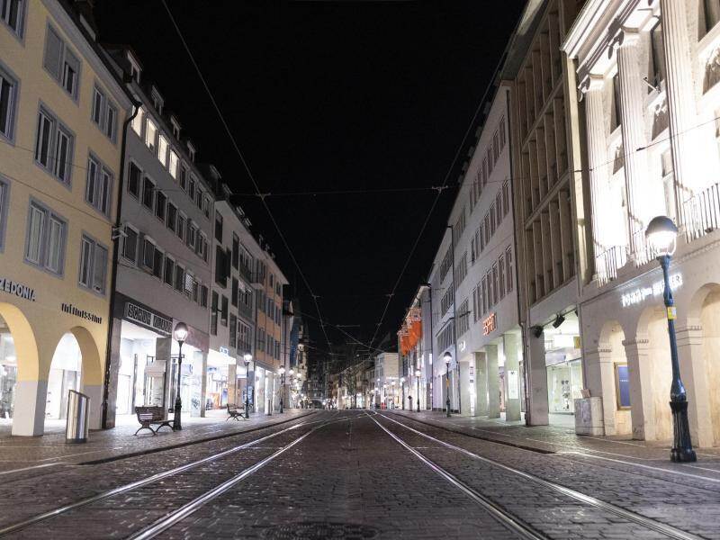 Die Fußgängerzone in der Freiburger Innenstadt ist menschenleer. Foto: Patrick Seeger/dpa