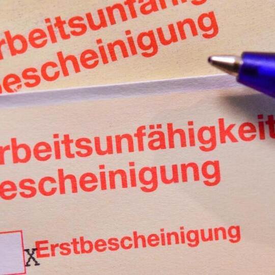 Die Menschen in Deutschland dürfen sich bei leichten Atemwegserkrankungen nun zwei Wochen am Telefon krankschreiben lass Die Menschen in Deutschland dürfen sich bei leichten Atemwegserkrankungen nun zwei Wochen am Telefon krankschreiben lass