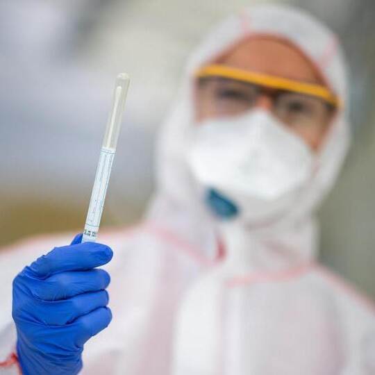 Ein Mitarbeiter hält in einem Corona-Abstrichzentrum einen Abstrich in der Hand. Foto: Sebastian Gollnow/dpa Ein Mitarbeiter hält in einem Corona-Abstrichzentrum einen Abstrich in der Hand. Foto: Sebastian Gollnow/dpa