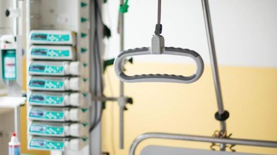 Betten in Messe- und Sporthallen: In der Corona-Krise könnten auch Notfallkliniken zum Einsatz kommen.