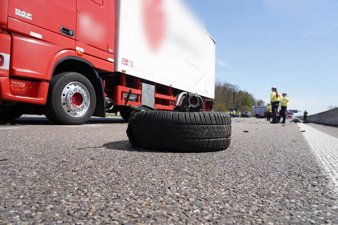 Tödlicher Fahrspurwechsel auf A8 - Bildergalerien - Pforzheimer 