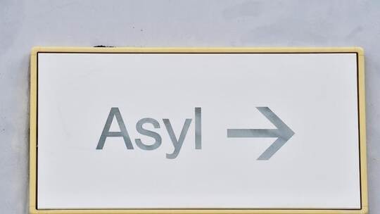 Ein Schild in der Erstaufnahmestelle für Asylbewerber. Foto: Uli Deck/dpa