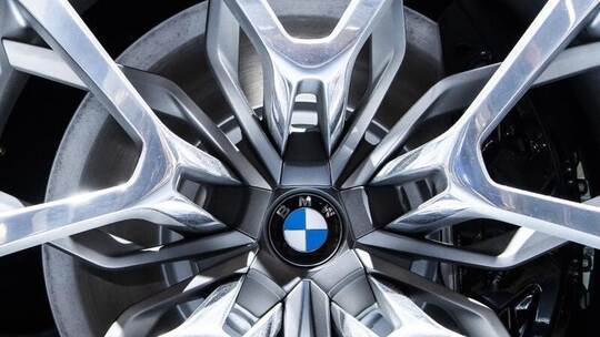 Dreiste Diebe klauen BMW-Teile im Wert von 100.000 Euro von Autohaus auf der Wilferdinger Höhe