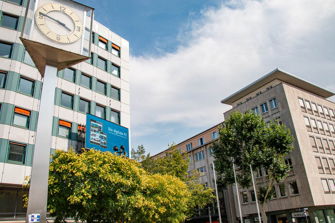 neues led board am leopoldplatz in pforzheim wird installiert bildergalerien pforzheimer zeitung