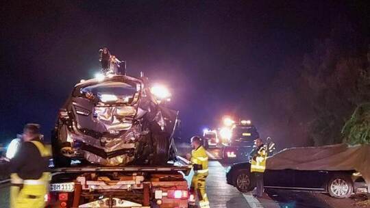 Zwei Autos sind auf Abschleppwagen verladen, während ein Fahrzeug aus der Kolonne vom MP Kretschmann noch am Straßenrand Zwei Autos sind auf Abschleppwagen verladen, während ein Fahrzeug aus der Kolonne vom MP Kretschmann noch am Straßenrand