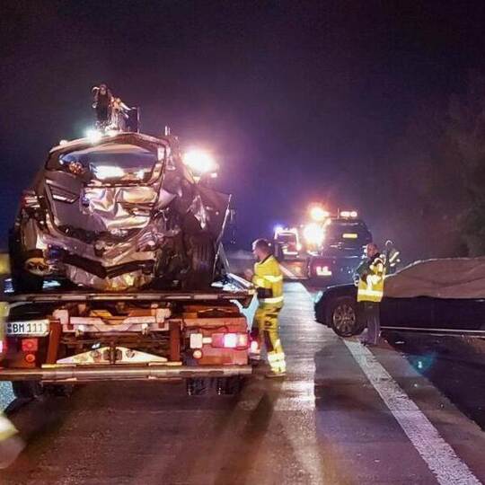 Zwei Autos sind auf Abschleppwagen verladen, während ein Fahrzeug aus der Kolonne vom MP Kretschmann noch am Straßenrand Zwei Autos sind auf Abschleppwagen verladen, während ein Fahrzeug aus der Kolonne vom MP Kretschmann noch am Straßenrand