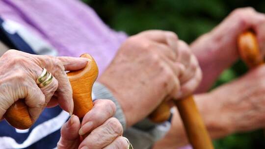 Die Höhe der Altersrenten in Deutschland geht regional weiter deutlich auseinander - ebenso wie zwischen Männern und Frauen. Die Höhe der Altersrenten in Deutschland geht regional weiter deutlich auseinander - ebenso wie zwischen Männern und Frauen.