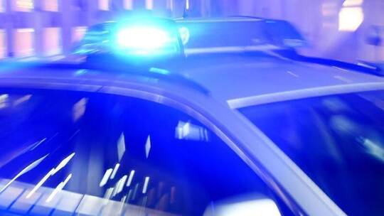 Ein Streifenwagen der Polizei mit eingeschaltetem Blaulicht. Foto: Carsten Rehder/dpa/Illustration Ein Streifenwagen der Polizei mit eingeschaltetem Blaulicht. Foto: Carsten Rehder/dpa/Illustration