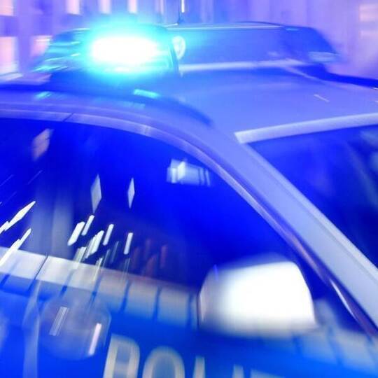 Ein Streifenwagen der Polizei mit eingeschaltetem Blaulicht. Foto: Carsten Rehder/dpa/Illustration Ein Streifenwagen der Polizei mit eingeschaltetem Blaulicht. Foto: Carsten Rehder/dpa/Illustration