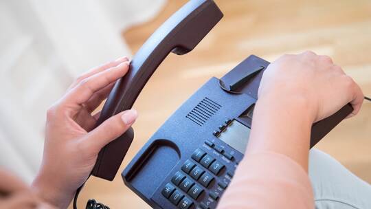 Wenn das Telefon jetzt daheim am Sonntag klingelt, könnten Mitarbeiter vom Gesundheitsamt Enzkreis/Stadt Pforzheim anrufen