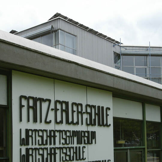 An der Fritz-Erler-Schule ist eine Schülerin der Berufsfachschule Wirtschaft positiv auf das Coronavirus getestet worden.